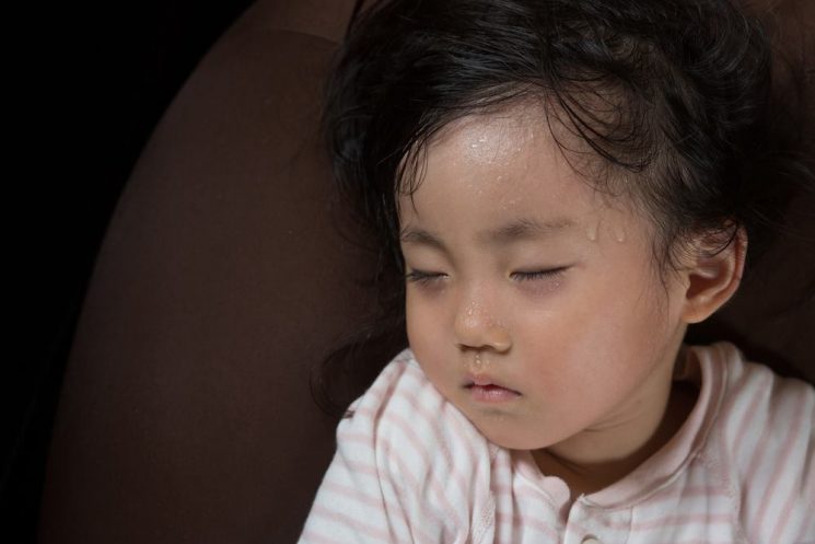 Hình ảnhTrẻ ra nhiều mồ hôi ở đầu khi ngủ: Nguyên nhân và cách hạn chế